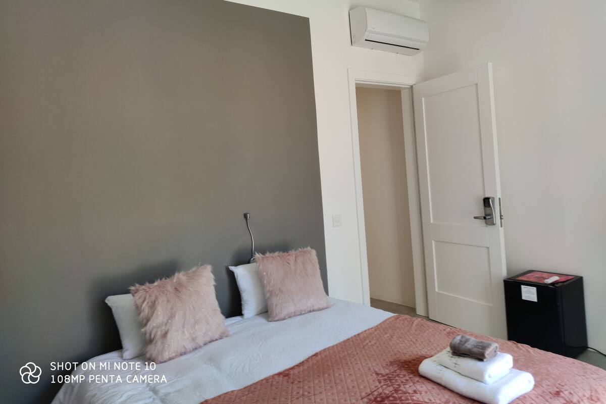 Habitación doble Deluxe, balcón | Sábanas de algodón egipcio, ropa de cama de alta calidad y edredón