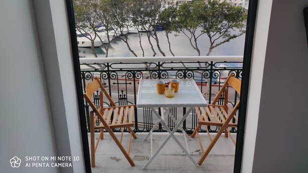 Deluxe-Doppelzimmer, 1 Schlafzimmer, Raucher, Blick auf den Jachthafen | Terrasse/Patio