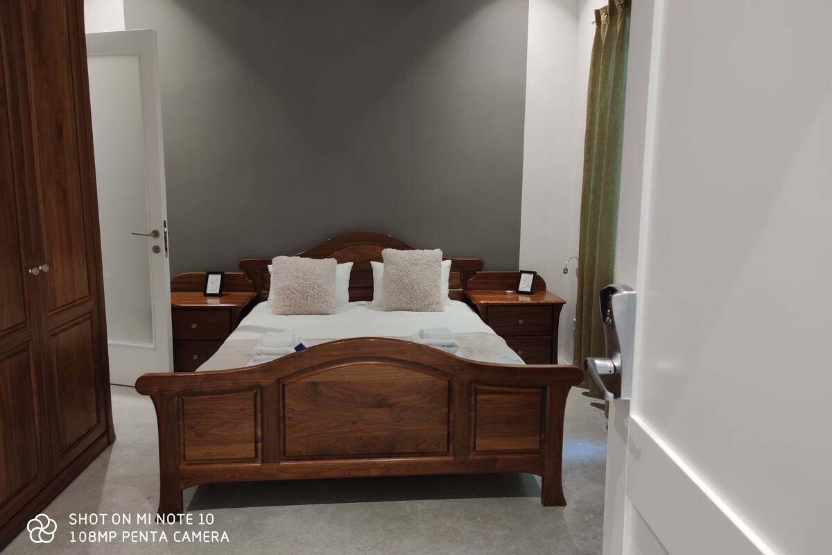 Habitación doble Deluxe, 1 cama Queen size, para no fumadores | Sábanas de algodón egipcio, ropa de cama de alta calidad y edredón