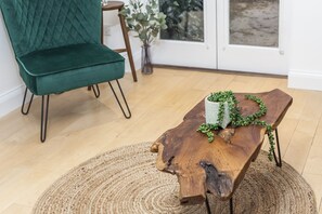 ハウス 3 ベッドルーム | リビング エリア | 55 インチの薄型テレビ (ケーブル放送視聴可)、テレビ