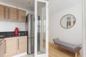 House, 3 Bedrooms | Private kitchen | Full-sized fridge, microwave, oven, stovetop - 3 Bed 3 Level House in Center of London (London)