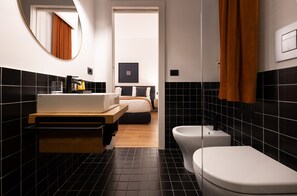 Kamar Quadruple Deluks, 1 Tempat Tidur King, area halaman | Kamar mandi | Shower, pancuran hujan, perlengkapan mandi gratis, dan pengering rambut