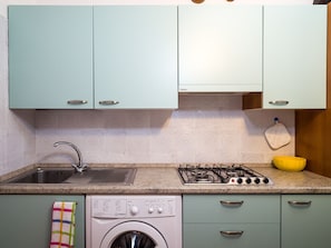 Refrigerador, parrilla de estufa, utensilios de cocina y congelador