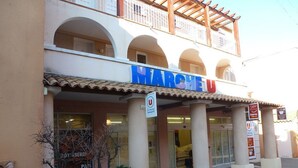 A building with the sign "MARCHEU" indicating a restaurant or cafe. - Cap Estérel Apt 4 pers air conditioned with WIFI- Bat C9 shopping street and quiet  (agay)