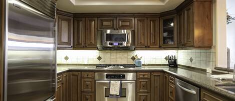 Frigorifero, microonde, forno, piano cottura