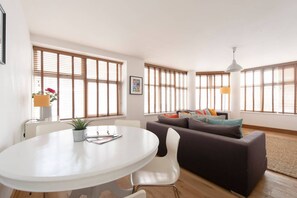 Departamento, 2 habitaciones | Sala de estar | Smart TV y reproductor de DVD 