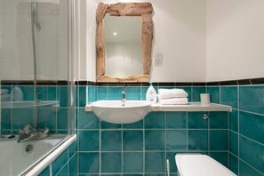 Bathroom - 2 Bed Flat - City of London Shoreditch (London)