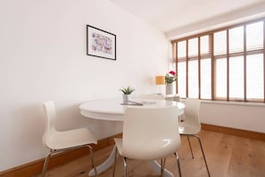 Appartement, 2 chambres | Repas dans la chambre