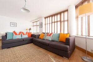 Departamento, 2 habitaciones | Sala de estar | Smart TV y reproductor de DVD 