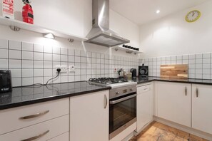 アパートメント 2 ベッドルーム | 専用キッチン | 大型冷蔵庫、電子レンジ、オーブン、コンロ