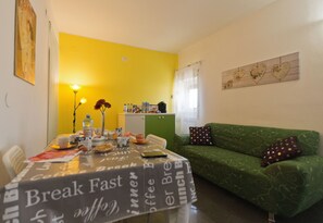 Desayuno con opciones de la cocina local incluido todos los días 