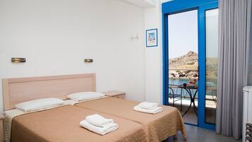 Habitación con 2 camas individuales, balcón, vista al mar | Wifi gratis, ropa de cama y acceso para silla de ruedas