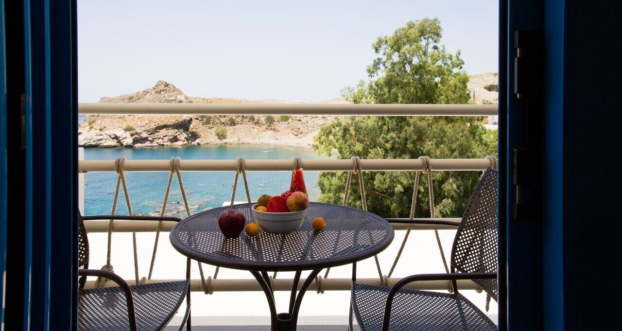 Habitación con 2 camas individuales, balcón, vista al mar | Balcón