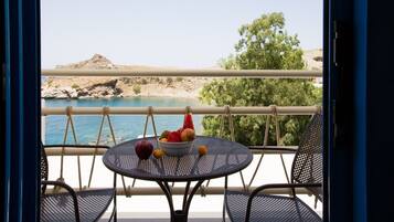 Habitación con 2 camas individuales, balcón, vista al mar | Balcón