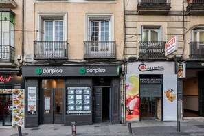 A building with a 'donpiso' sign, a 'Clinica' sign, and a 'Evi chelas' sign.