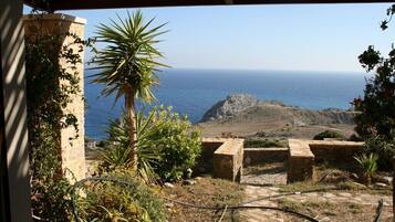 Basic Studio, Sea View | Hypo-allergenic bedding, desk, free cribs/infant beds, free WiFi