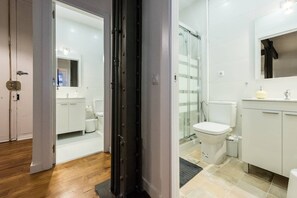 Ein modernes Badezimmer mit Dusche, Toilette und Waschbecken.