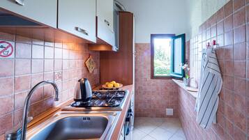 Frigorifero, microonde, forno, piano cottura