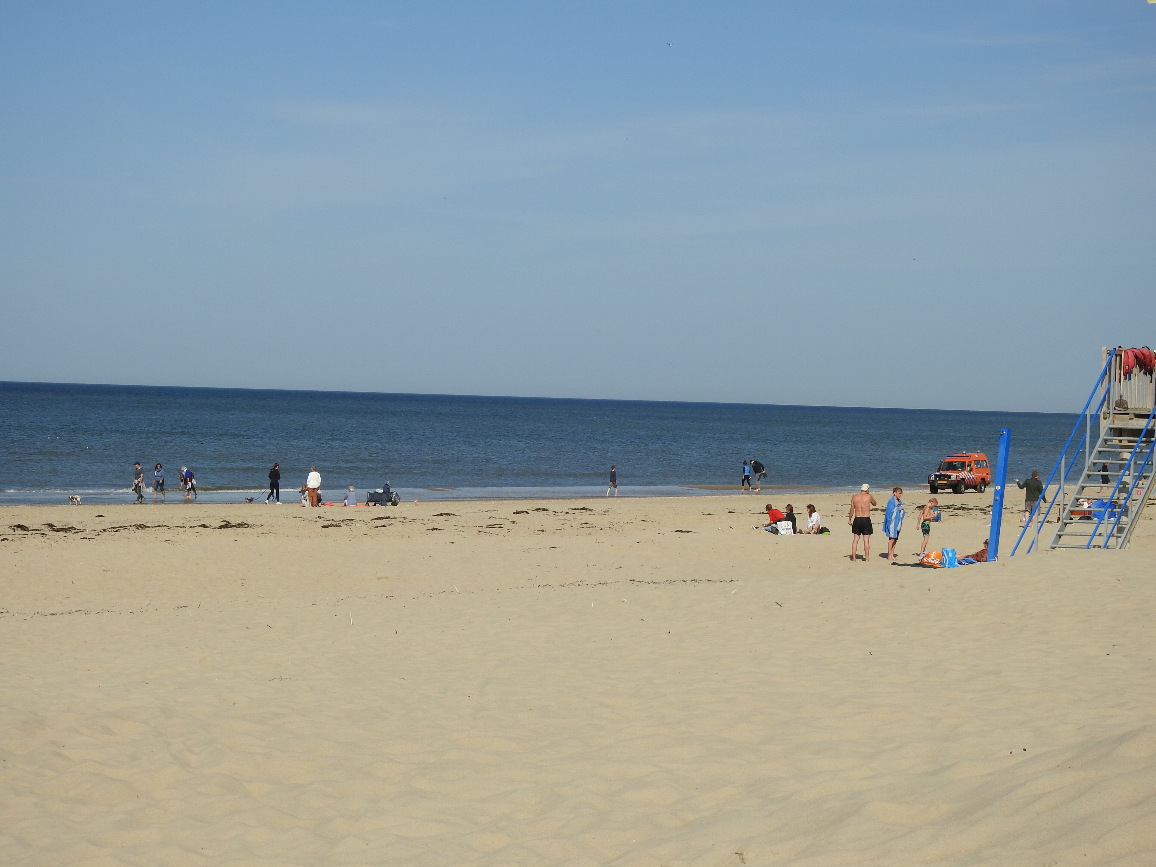 Nära stranden och solstolar