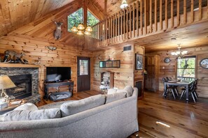 Smart TV, fireplace, toys, books - Calico Cabin Spacious mountain retreat 2 miles from downtown Blue  Ridge, GA (Blue Ridge)