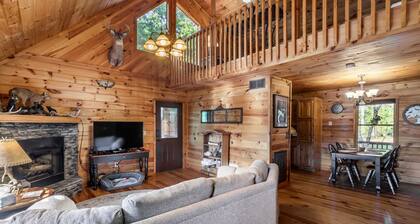 Calico Cabin Spacious mountain retreat 2 miles from downtown Blue Ridge, GA