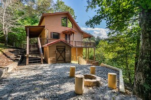 Exterior - Calico Cabin Spacious mountain retreat 2 miles from downtown Blue  Ridge, GA (Blue Ridge)