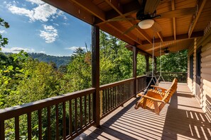 Terrace/patio - Calico Cabin Spacious mountain retreat 2 miles from downtown Blue  Ridge, GA (Blue Ridge)
