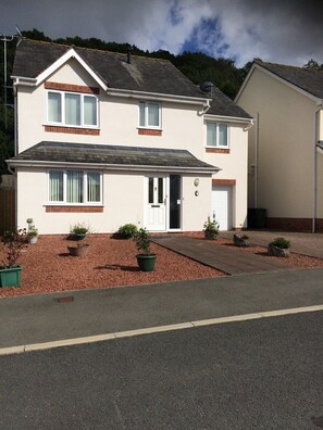 Exterior - Modern 4 Bedroom House (CORWEN)