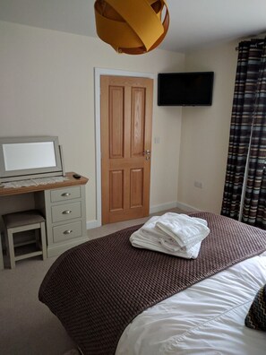 4 bedrooms, iron/ironing board, WiFi, bed sheets - Modern 4 Bedroom House (CORWEN)