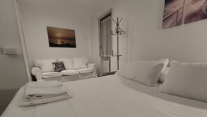 Ein Hotelzimmer mit einem großen Bett, einer Couch und einem kleinen Tisch.