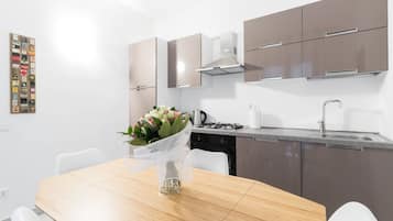 Apartamento (1 Bedroom) | Cozinha privada | Geladeira grande, fogão, cooktop, lava-louças