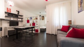 Monolocale | Area soggiorno | TV a schermo piatto