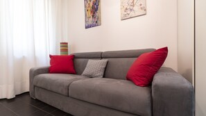 Monolocale | Area soggiorno | TV a schermo piatto