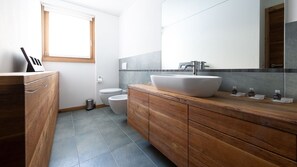 Leilighet, 2 soverom | Bad | Dusj, regndusjhode, toalettartikler (inkludert) og hårføner