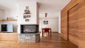 Appartement, 2 chambres | Aire de séjour | Téléviseur à écran plat