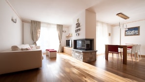 Appartement, 2 chambres | Aire de séjour | Téléviseur à écran plat