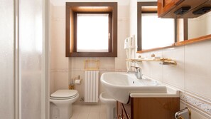 Departamento, 1 habitación (Calidarium) | Baño | Regadera, regadera tipo lluvia, amenidades de baño gratuitas 