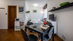 Economy studio | Dineren op de kamer