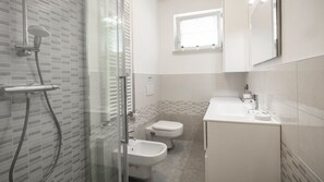 Apartment, 1 Schlafzimmer | Badezimmer | Dusche, Regendusche, kostenlose Toilettenartikel, Haartrockner