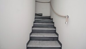 A staircase with a rope barrier at the top. - Italianway - Giuseppe Pastine 17/D (Santa Margherita Ligure)