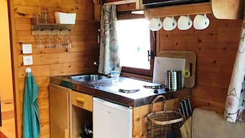 Réfrigérateur, micro-ondes, plaque de cuisson, cafetiÚre/bouilloire
