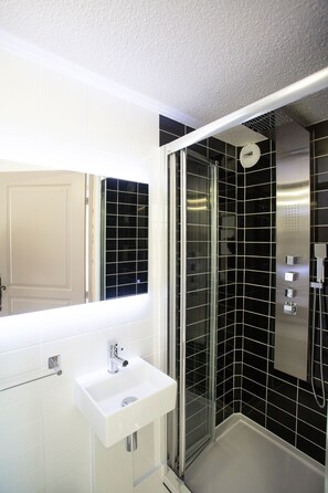 Combined shower/tub, hair dryer, towels, soap - Stunning 3 bedroom, 3 bathroom penthouse apartment (Grimaud)