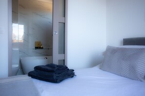 3 bedrooms, iron/ironing board, free WiFi, bed sheets - Stunning 3 bedroom, 3 bathroom penthouse apartment (Grimaud)