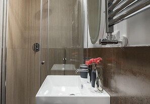 Deluxe Double Room | Bathroom | Shower, free toiletries, hair dryer, towels - My Love Suite (Rome)