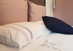 Deluxe tweepersoonskamer | Een kluis op de kamer, gratis wifi, beddengoed