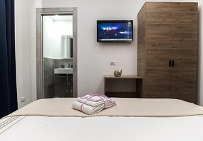 Luxury Triple Room | In-room safe, free WiFi, bed sheets - My Love Suite (Rome)