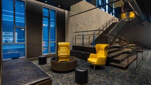 A modern lobby with a staircase, seating area, and large windows. - Element by Marriott Philadelphia Downtown (Philadelphia)