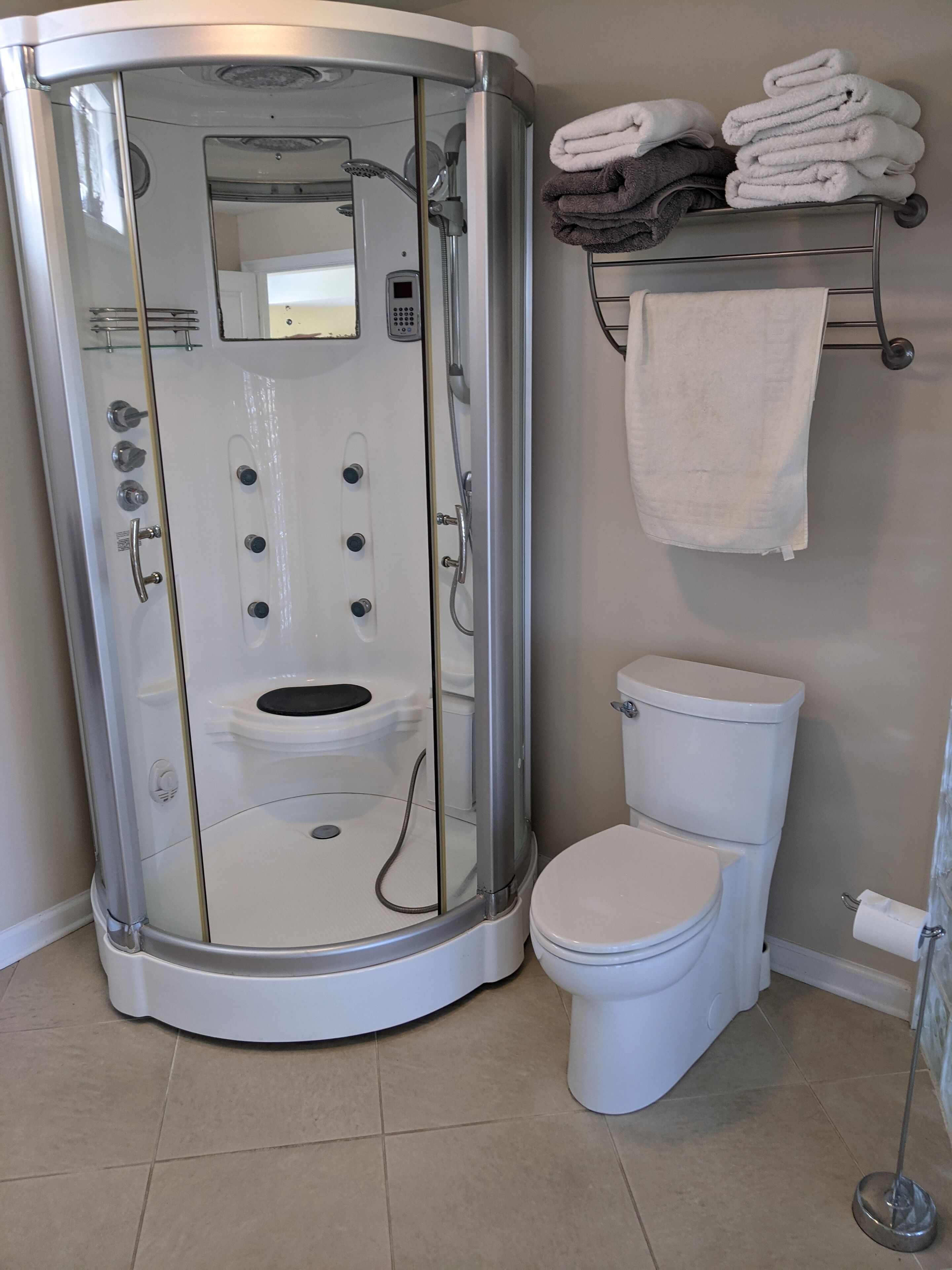 Ensemble baignoire-douche, séchoir à cheveux, serviettes fournies, savon