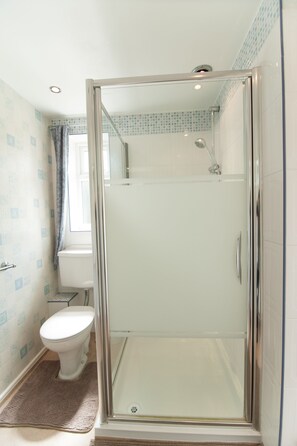 Luxury House | Bathroom shower - Watford stays - 4bed house (Watford)