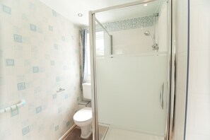 Luxury-Haus | Badezimmer | Duschwanne, kostenlose Toilettenartikel, Haartrockner, Handtücher